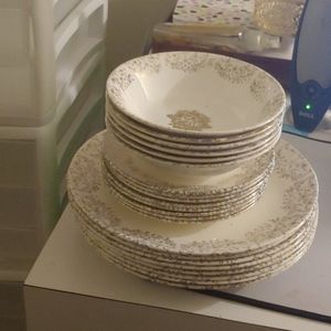 These plate set are beautiful,Beidge and gold